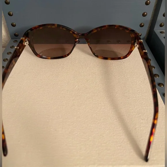 Women Polaroid Tortoise Shell Sunglasses - Picture 5 of 8
